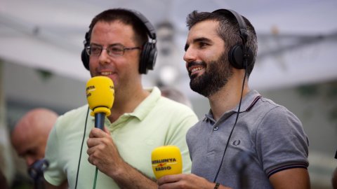 Retransmissió de la jornada castellera de Les Santes de Mataró a Catalunya Ràdio amb Carles Cortés, Albert Mercadé, Josep Almirall, David Prats, Coia Ballesté i Oriol Rodríguez, a la plaça Santa Anna. Mataró. 21 de juliol de 2019