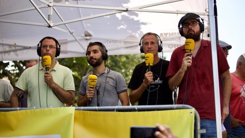 Retransmissió de la jornada castellera de Les Santes de Mataró a Catalunya Ràdio amb Carles Cortés, Albert Mercadé, Josep Almirall, David Prats, Coia Ballesté i Oriol Rodríguez, a la plaça Santa Anna. Mataró. 21 de juliol de 2019