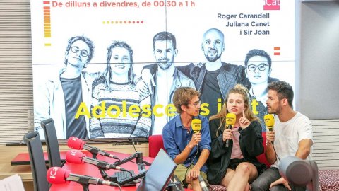 Roger Carandell, Juliana Canet i Joan Grivé, d'Adolescents iCat, intervenen en la presentació de la temporada 2019-2020 de l'emissora i inauguració del nou estudi 2, l'estudi d'iCat. Barcelona. 29 d'agost de 2019
