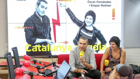 Òscar Fernández i Empar Moliner, de Catalunya migdia, en la presentació de la temporada 2019-2020 de l'emissora i inauguració del nou estudi 2, l'estudi d'iCat. Barcelona. 29 d'agost de 2019