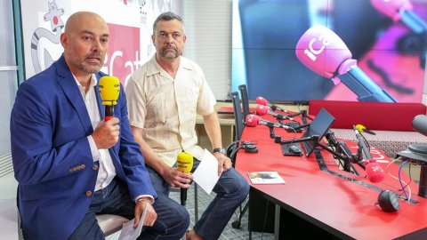 El director de Catalunya Ràdio, Saül Gordillo, i el cap de Continguts, Santi Faro, intervenen en la presentació de la temporada 2019-2020 de l'emissora i inauguració del nou estudi 2, l'estudi d'iCat. Barcelona. 29 d'agost de 2019