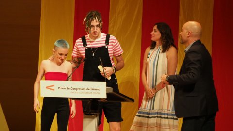 El director de Catalunya Ràdio, Saül Gordillo, llegeix el veredicte i lliura el Premi Cerverí a la millor lletra de cançó inèdita per 'Sempre és estiu', del cantant Lildami, pseudònim artístic del terrassenc Damià Rodríguez, en el marc dels Premis Literaris de Girona 2019. Auditori de Girona. 17 de setembre de 2019