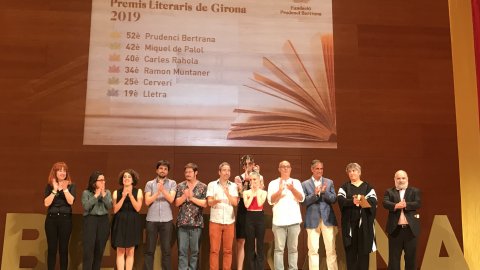 El director de Catalunya Ràdio, Saül Gordillo, llegeix el veredicte i lliura el Premi Cerverí a la millor lletra de cançó inèdita per 'Sempre és estiu', del cantant Lildami, pseudònim artístic del terrassenc Damià Rodríguez, en el marc dels Premis Literaris de Girona 2019. Auditori de Girona. 17 de setembre de 2019
