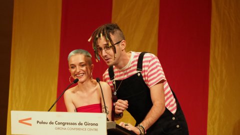 El director de Catalunya Ràdio, Saül Gordillo, llegeix el veredicte i lliura el Premi Cerverí a la millor lletra de cançó inèdita per 'Sempre és estiu', del cantant Lildami, pseudònim artístic del terrassenc Damià Rodríguez, en el marc dels Premis Literaris de Girona 2019. Auditori de Girona. 17 de setembre de 2019