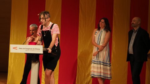 El director de Catalunya Ràdio, Saül Gordillo, llegeix el veredicte i lliura el Premi Cerverí a la millor lletra de cançó inèdita per 'Sempre és estiu', del cantant Lildami, pseudònim artístic del terrassenc Damià Rodríguez, en el marc dels Premis Literaris de Girona 2019. Auditori de Girona. 17 de setembre de 2019