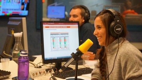 Programa especial de Catalunya Ràdio de la nit de les eleccions al Congrés dels Diputats del 10 de novembre de 2019, amb Òscar Fernández i Laura Rosel. Barcelona. 10 de novembre de 2019