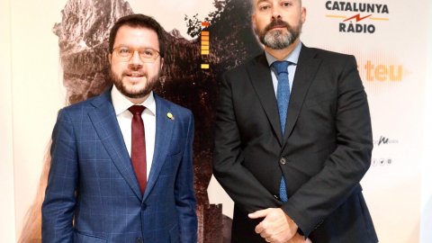 El director de Catalunya Ràdio, Saül Gordillo, amb el vicepresident de la Generalitat i conseller d'Economia, Pere Aragonès, abans d'una entrevista a 'El matí de Catalunya Ràdio'. Barcelona. 13 de novembre de 2019