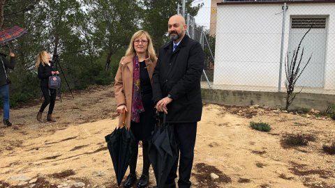 Posada en marxa el nou centre emissor del Perelló, que permet resoldre definitivament les històriques deficiències de cobertura dels senyals per FM de les emissores de Catalunya Ràdio en aquest municipi del Baix Ebre. Visita en la qual han participat Maria Cinta Llaó, alcaldessa del Perelló; Ferran Chavarria, tercer tinent d'alcalde i regidor de Mobilitat i d'Esports i Joventut; Saül Gordillo, director de Catalunya Ràdio, i Toni Roig, director tècnic de l'emissora. 5 de desembre de 2019.