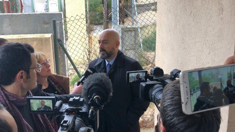 Posada en marxa el nou centre emissor del Perelló, que permet resoldre definitivament les històriques deficiències de cobertura dels senyals per FM de les emissores de Catalunya Ràdio en aquest municipi del Baix Ebre. Visita en la qual han participat Maria Cinta Llaó, alcaldessa del Perelló; Ferran Chavarria, tercer tinent d'alcalde i regidor de Mobilitat i d'Esports i Joventut; Saül Gordillo, director de Catalunya Ràdio, i Toni Roig, director tècnic de l'emissora. 5 de desembre de 2019.