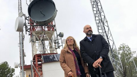 Posada en marxa el nou centre emissor del Perelló, que permet resoldre definitivament les històriques deficiències de cobertura dels senyals per FM de les emissores de Catalunya Ràdio en aquest municipi del Baix Ebre. Visita en la qual han participat Maria Cinta Llaó, alcaldessa del Perelló; Ferran Chavarria, tercer tinent d'alcalde i regidor de Mobilitat i d'Esports i Joventut; Saül Gordillo, director de Catalunya Ràdio, i Toni Roig, director tècnic de l'emissora. 5 de desembre de 2019.