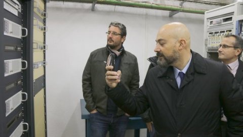 Posada en marxa el nou centre emissor del Perelló, que permet resoldre definitivament les històriques deficiències de cobertura dels senyals per FM de les emissores de Catalunya Ràdio en aquest municipi del Baix Ebre. Visita en la qual han participat Maria Cinta Llaó, alcaldessa del Perelló; Ferran Chavarria, tercer tinent d'alcalde i regidor de Mobilitat i d'Esports i Joventut; Saül Gordillo, director de Catalunya Ràdio, i Toni Roig, director tècnic de l'emissora. 5 de desembre de 2019.