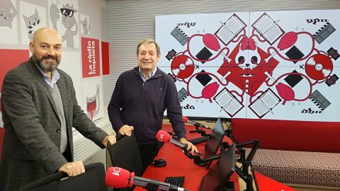El coordinador de Ràdio Premià de Mar, Francesc Triola, visita el nou estudi 2 de Catalunya Ràdio, acompanyat del seu director, Saül Gordillo. Barcelona. 9 de desembre de 2019