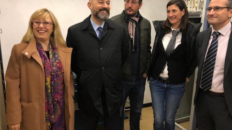 Posada en marxa el nou centre emissor del Perelló, que permet resoldre definitivament les històriques deficiències de cobertura dels senyals per FM de les emissores de Catalunya Ràdio en aquest municipi del Baix Ebre. Visita en la qual han participat Maria Cinta Llaó, alcaldessa del Perelló; Ferran Chavarria, tercer tinent d'alcalde i regidor de Mobilitat i d'Esports i Joventut; Saül Gordillo, director de Catalunya Ràdio, i Toni Roig, director tècnic de l'emissora. 5 de desembre de 2019. 