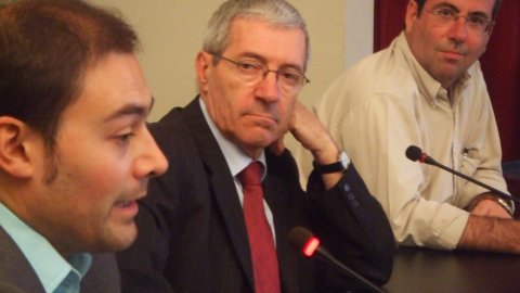 Saül Gordillo, autor de Nació.cat, amb Jordi Porta, president d'Òmnium Cultural, i Pere Tió, de l'editorial Mina, en la roda de premsa de presentació del llibre Nació.cat a la seu d'Òmnium. Barcelona. 27 de juny de 2007.