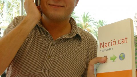 Francesc Santiago, comprador espontani i enormement satisfet del llibre Nació.cat, a l'estand d'Òmnium Cultural al Passeig Lluís Companys. Diada Nacional de Catalunya. Barcelona. 11 de setembre de 2007 