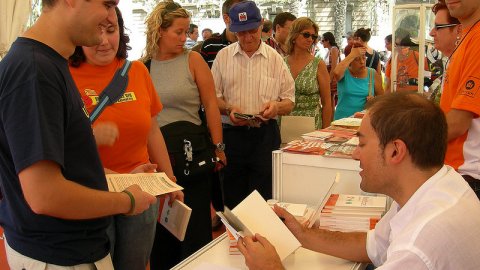 Signatura d'exemplars de Nació.cat, a l'estand d'Òmnium Cultural al Passeig Lluís Companys, amb els internautes Francesc Gelabert i Anna Peña. Diada Nacional de Catalunya 2007. Barcelona. 11 de setembre de 2007