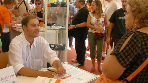 Signatura d'exemplars de Nació.cat, a l'estand d'Òmnium Cultural al Passeig Lluís Companys. Diada Nacional de Catalunya 2007. Barcelona. 11 de setembre de 2007