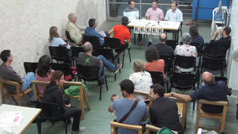 Presentació de Nació.cat a Òmnium Badalona, amb l'autor del llibre, Saül Gordillo, Xavier Giró i Oleguer Serra. Entre els assistents, Marcel Mauri. Badalona. 27 de setembre de 2007 