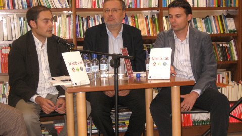 Presentació de Nació.cat a la llibreria La Capona de Tarragona, amb l'autor, Saül Gordillo, el llibreter Pitu Rovira, un dels protagonistes, Manel Sanromà, i el periodista Jordi Salvat, del Saló dels Penjats. Tarragona. 28 de setembre de 2007