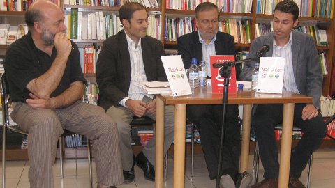 Presentació de Nació.cat a la llibreria La Capona de Tarragona, amb l'autor, Saül Gordillo, el llibreter Pitu Rovira, un dels protagonistes, Manel Sanromà, i el periodista Jordi Salvat, del Saló dels Penjats. Tarragona. 28 de setembre de 2007