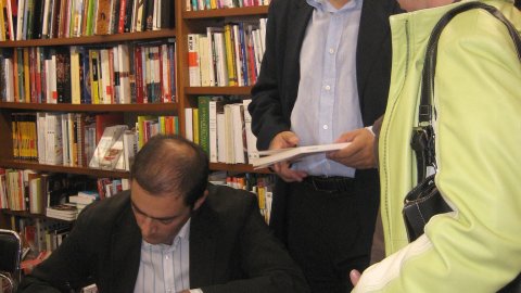Presentació de Nació.cat a la llibreria La Capona de Tarragona, amb l'autor, Saül Gordillo, el llibreter Pitu Rovira, un dels protagonistes, Manel Sanromà, i el periodista Jordi Salvat, del Saló dels Penjats. La regidora Begoña Floria, entre els assistents. Tarragona. 28 de setembre de 2007