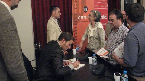 Presentació del llibre Nació.cat a la seu nacional d'Òmnium Cultural, amb l'autor, Saül Gordillo, i Jordi Porta, Oleguer Serra, Salvador Alegret, Ramon Tremosa i Jordi Bosch. Barcelona. 2 d'octubre de 2007