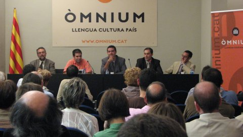 Presentació del llibre Nació.cat a la seu nacional d'Òmnium Cultural, amb l'autor, Saül Gordillo, i Jordi Porta, Oleguer Serra, Salvador Alegret, Ramon Tremosa i Jordi Bosch. Barcelona. 2 d'octubre de 2007