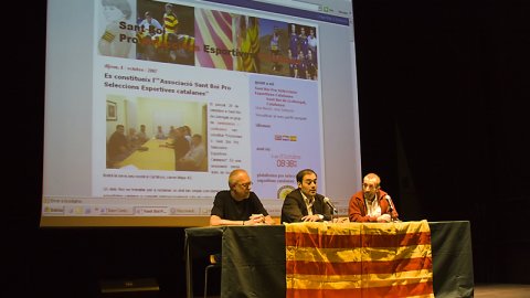 Presentació del llibre Nació.cat a Cal Ninyo de Sant Boi de Llobregat, organitzat per la Xarxa Santboiana, amb l'autor del llibre, Saül Gordillo, el blocaire Ferran Cobo i el president del Consell del Barri Centre, Enric Garcia. Sant Boi de Llobregat. 5 d’octubre de 2007