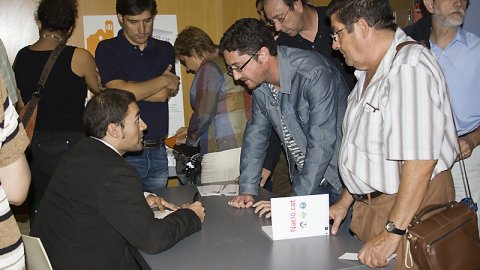 Presentació del llibre Nació.cat a Cal Ninyo de Sant Boi de Llobregat, organitzat per la Xarxa Santboiana, amb l'autor del llibre, Saül Gordillo, el blocaire Ferran Cobo i el president del Consell del Barri Centre, Enric Garcia. Sant Boi de Llobregat. 5 d’octubre de 2007