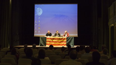 Presentació del llibre Nació.cat a Cal Ninyo de Sant Boi de Llobregat, organitzat per la Xarxa Santboiana, amb l'autor del llibre, Saül Gordillo, el blocaire Ferran Cobo i el president del Consell del Barri Centre, Enric Garcia. Sant Boi de Llobregat. 5 d’octubre de 2007