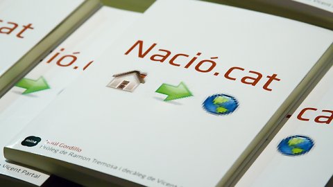Presentació del llibre Nació.cat a Cal Ninyo de Sant Boi de Llobregat, organitzat per la Xarxa Santboiana, amb l'autor del llibre, Saül Gordillo, el blocaire Ferran Cobo i el president del Consell del Barri Centre, Enric Garcia. Sant Boi de Llobregat. 5 d’octubre de 2007