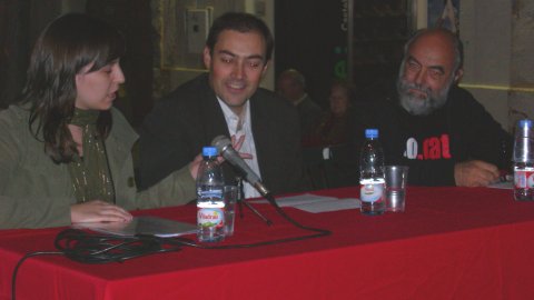 Presentació de Nació.cat a Viladecans, davant la Llibreria Els Nou Rals, amb l'autor del llibre, Saül Gordillo, Bàrbara Lligadas, portaveu de JERC-Viladecans, i Jordi Soler, membre d’Òmnium Cultural. Viladecans. 19 d'octubre de 2007