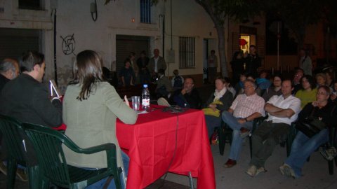 Presentació de Nació.cat a Viladecans, davant la Llibreria Els Nou Rals, amb l'autor del llibre, Saül Gordillo, Bàrbara Lligadas, portaveu de JERC-Viladecans, i Jordi Soler, membre d’Òmnium Cultural. Viladecans. 19 d'octubre de 2007