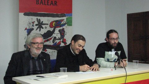 Presentació de Nació.cat a Inca, amb l'autor, Saül Gordillo, acompanyat de Llorenç Valverde, professor de la Universitat de les Illes Balears (UIB) i vicerector de Tecnologia de la Universitat Oberta de Catalunya (UOC), organitzada per l'Obra Cultural Balear. Presenta l'acte Jaume Perelló, president de l'OCB a Inca. 23 de novembre de 2007