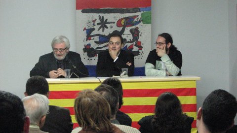Presentació de Nació.cat a Inca, amb l'autor, Saül Gordillo, acompanyat de Llorenç Valverde, professor de la Universitat de les Illes Balears (UIB) i vicerector de Tecnologia de la Universitat Oberta de Catalunya (UOC), organitzada per l'Obra Cultural Balear. Presenta l'acte Jaume Perelló, president de l'OCB a Inca. 23 de novembre de 2007