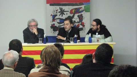 Presentació de Nació.cat a Inca, amb l'autor, Saül Gordillo, acompanyat de Llorenç Valverde, professor de la Universitat de les Illes Balears (UIB) i vicerector de Tecnologia de la Universitat Oberta de Catalunya (UOC), organitzada per l'Obra Cultural Balear. Presenta l'acte Jaume Perelló, president de l'OCB a Inca. 23 de novembre de 2007