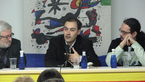 Presentació de Nació.cat a Inca, amb l'autor, Saül Gordillo, acompanyat de Llorenç Valverde, professor de la Universitat de les Illes Balears (UIB) i vicerector de Tecnologia de la Universitat Oberta de Catalunya (UOC), organitzada per l'Obra Cultural Balear. Presenta l'acte Jaume Perelló, president de l'OCB a Inca. 23 de novembre de 2007