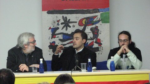 Presentació de Nació.cat a Inca, amb l'autor, Saül Gordillo, acompanyat de Llorenç Valverde, professor de la Universitat de les Illes Balears (UIB) i vicerector de Tecnologia de la Universitat Oberta de Catalunya (UOC), organitzada per l'Obra Cultural Balear. Presenta l'acte Jaume Perelló, president de l'OCB a Inca. 23 de novembre de 2007