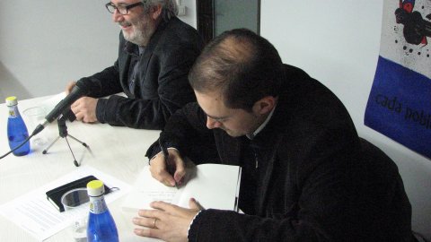Presentació de Nació.cat a Inca, amb l'autor, Saül Gordillo, acompanyat de Llorenç Valverde, professor de la Universitat de les Illes Balears (UIB) i vicerector de Tecnologia de la Universitat Oberta de Catalunya (UOC), organitzada per l'Obra Cultural Balear. Presenta l'acte Jaume Perelló, president de l'OCB a Inca. 23 de novembre de 2007