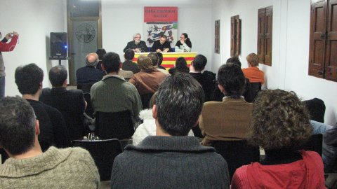 Presentació de Nació.cat a Inca, amb l'autor, Saül Gordillo, acompanyat de Llorenç Valverde, professor de la Universitat de les Illes Balears (UIB) i vicerector de Tecnologia de la Universitat Oberta de Catalunya (UOC), organitzada per l'Obra Cultural Balear. Presenta l'acte Jaume Perelló, president de l'OCB a Inca. 23 de novembre de 2007