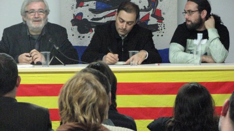 Presentació de Nació.cat a Inca, amb l'autor, Saül Gordillo, acompanyat de Llorenç Valverde, professor de la Universitat de les Illes Balears (UIB) i vicerector de Tecnologia de la Universitat Oberta de Catalunya (UOC), organitzada per l'Obra Cultural Balear. Presenta l'acte Jaume Perelló, president de l'OCB a Inca. 23 de novembre de 2007
