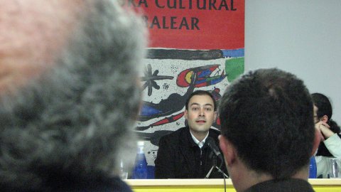 Presentació de Nació.cat a Inca, amb l'autor, Saül Gordillo, acompanyat de Llorenç Valverde, professor de la Universitat de les Illes Balears (UIB) i vicerector de Tecnologia de la Universitat Oberta de Catalunya (UOC), organitzada per l'Obra Cultural Balear. Presenta l'acte Jaume Perelló, president de l'OCB a Inca. 23 de novembre de 2007
