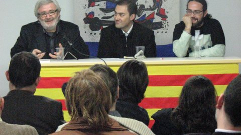 Presentació de Nació.cat a Inca, amb l'autor, Saül Gordillo, acompanyat de Llorenç Valverde, professor de la Universitat de les Illes Balears (UIB) i vicerector de Tecnologia de la Universitat Oberta de Catalunya (UOC), organitzada per l'Obra Cultural Balear. Presenta l'acte Jaume Perelló, president de l'OCB a Inca. 23 de novembre de 2007