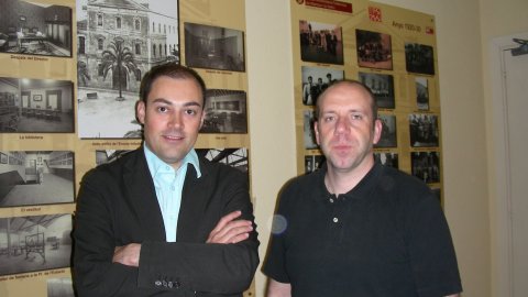 Presentació del llibre Nació.cat a la sala d'actes de la UPC a Vilanova i la Geltrú, amb l'autor, Saül Gordillo, acompanyat de Daniel García Peris, promotor de la Penedesfera. Entre els assistents, Laia, Carlos i Iru, de la Delegació d'Estudiants de la UPC de Vilanova. Vilanova i la Geltrú. 6 de maig de 2008