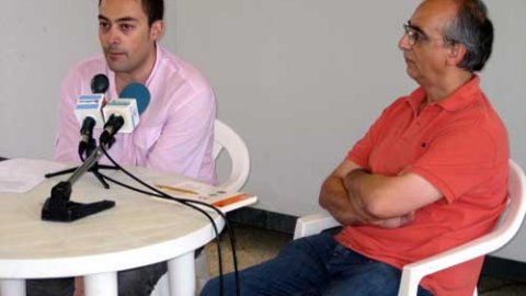 Presentació de Nació.cat a la Biblioplatja d'Arenys de Mar, amb l'autor del llibre, Saül Gordillo, i Xavier Febrer, regidor de Societat de la Informació. Arenys de Mar. 8 d'agost de 2008