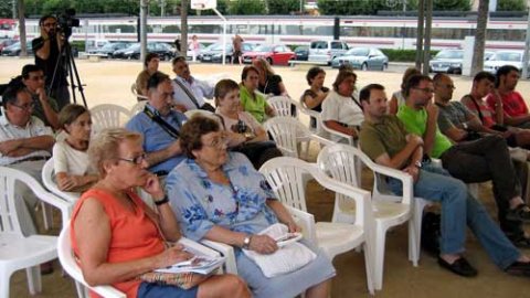 Presentació de Nació.cat a la Biblioplatja d'Arenys de Mar, amb l'autor del llibre, Saül Gordillo, i Xavier Febrer, regidor de Societat de la Informació. Arenys de Mar. 8 d'agost de 2008