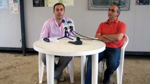 Presentació de Nació.cat a la Biblioplatja d'Arenys de Mar, amb l'autor del llibre, Saül Gordillo, i Xavier Febrer, regidor de Societat de la Informació. Arenys de Mar. 8 d'agost de 2008