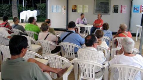 Presentació de Nació.cat a la Biblioplatja d'Arenys de Mar, amb l'autor del llibre, Saül Gordillo, i Xavier Febrer, regidor de Societat de la Informació. Arenys de Mar. 8 d'agost de 2008