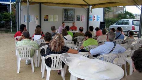 Presentació de Nació.cat a la Biblioplatja d'Arenys de Mar, amb l'autor del llibre, Saül Gordillo, i Xavier Febrer, regidor de Societat de la Informació. Arenys de Mar. 8 d'agost de 2008