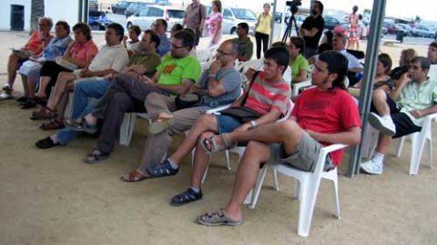 Presentació de Nació.cat a la Biblioplatja d'Arenys de Mar, amb l'autor del llibre, Saül Gordillo, i Xavier Febrer, regidor de Societat de la Informació. Arenys de Mar. 8 d'agost de 2008